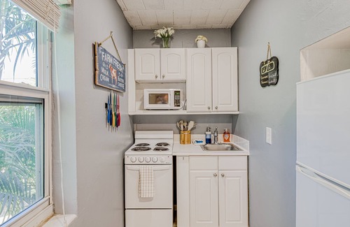 Flamingo Parks Apartment | Adorable second-floor home with WiFi, shady patios, shared W/D, & kitchenette