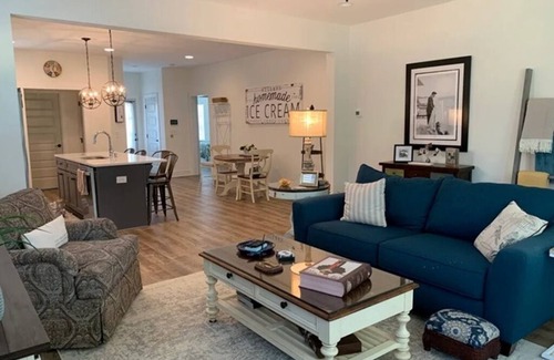 Auburn House | Adorable Single Level Cottage with Covered Porch Close to Campus