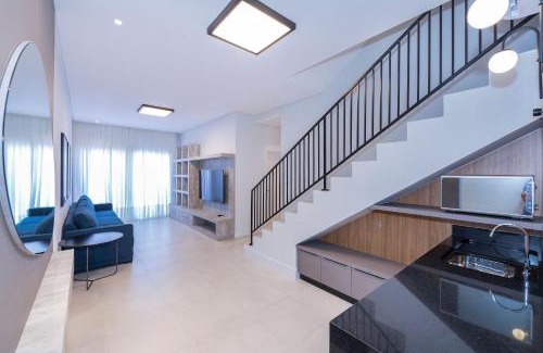 Centro Apartment | Adra 306 - Excelente Cobertura Duplex - Centro/Bombinhas- Rooftop com Piscina - À poucos metros da praia - (Consultar serviços de roupas de cama e banho)