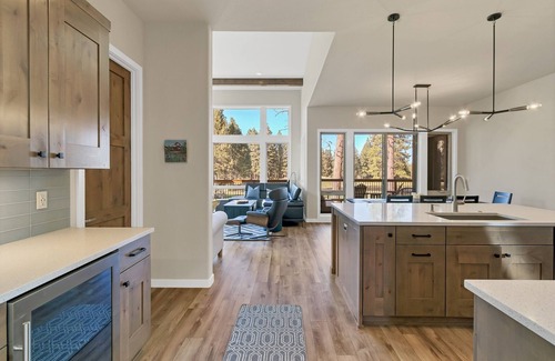 Bend House | Adventure View 3 Bedroom Townhouse by Redawning