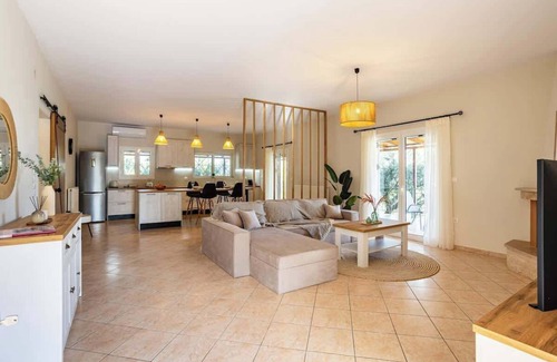 Messini House | Aelia Guesthouse - Private Garden Retreat