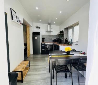 Tea Green House | AeroSuites Luton - SHARED AND PRIVATE Accommodations mins from Luton Airport,FREE selected Breakfast,Adults Only,FREE Parking MUST be reserved at the time of booking, No Visitors allowed, Late self Check In and Early self Check Out by request only