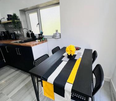 Tea Green House | AeroSuites Luton - SHARED AND PRIVATE Accommodations mins from Luton Airport,FREE selected Breakfast,Adults Only,FREE Parking MUST be reserved at the time of booking, No Visitors allowed, Late self Check In and Early self Check Out by request only