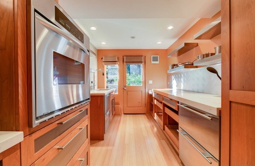 Glenview Apartment | Aesthetically Elegant Downstairs Unit In Oakland 1 Bedroom Apts by RedAwning