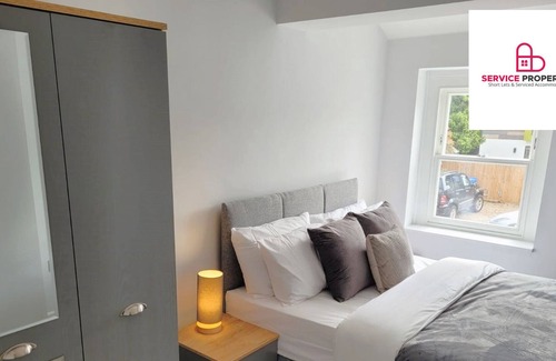 Faversham Apartment | Affordable 2BR Flat with FREE Parking