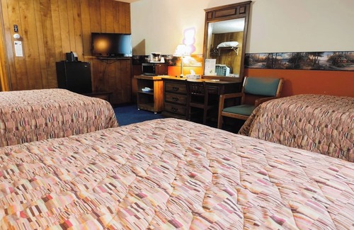 International Falls Hotel | Affordable Comfort Near Attractions | 2 Full Beds with 1 Twin Bed & Rollaway Bed