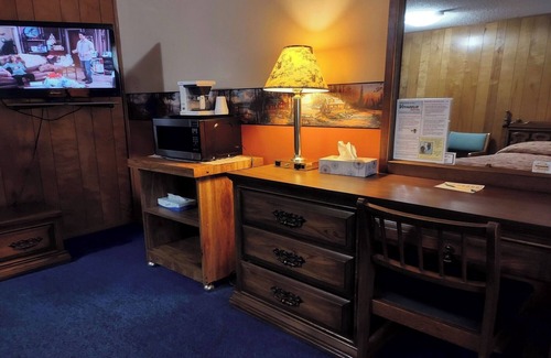 International Falls Hotel | Affordable Comfort Near Attractions | 2 Full Beds with 1 Twin Bed & Rollaway Bed