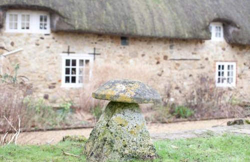 Freshwater House | Afton Thatch: Beautiful Thatched Family Cottage