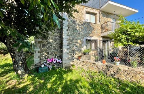 Cobreros House | Agradable casa con chimenea, en zona tranquila de Sanabria