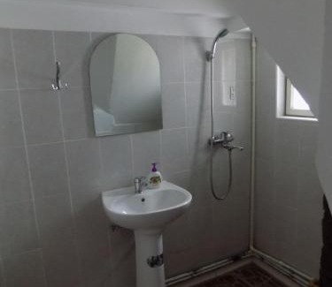 Tismana House | Agro-pensiunea "Plaiul Castanilor"