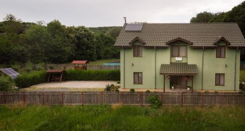 Luncavita House | Agropensiunea Cetatuia