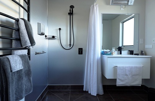 Waimate Apartment | AHAVA B&B Luxurious, private, wheelchair friendly apartment; breakfast included.