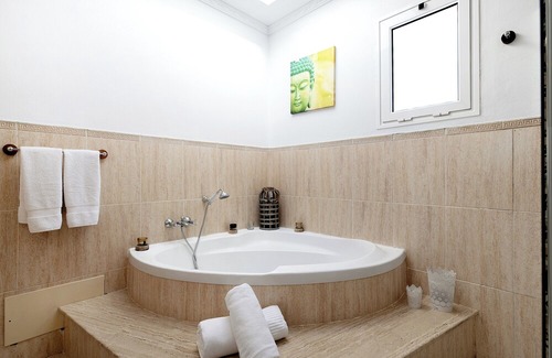Costa Teguise Villa | Air-Conditioned Villa with Luxurious Pool Area & Terrace Close to Golf Course
