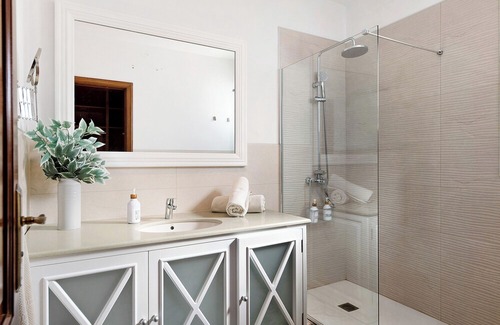 Costa Teguise Villa | Air-Conditioned Villa with Luxurious Pool Area & Terrace Close to Golf Course