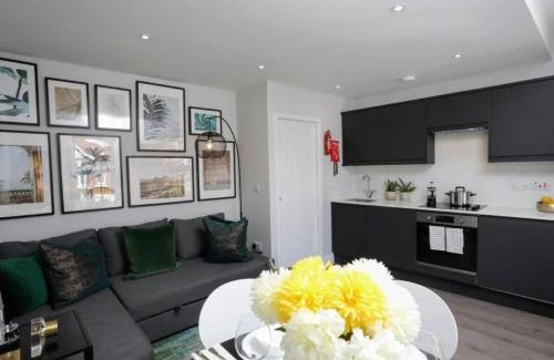 North Finchley Apartment | Aisiki Apartments at Stanhope Road, North Finchley, Air-conditioned Multiple 2 or 3-Bedroom, Pet-Friendly Duplex Flats, King or Twin Beds with Free Wi-Fi