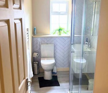 Whittington Apartment | Aisiki Stays Apartments at Colindale, Ground Floor, 2-Bedroom & 1-Bathroom, Pet-Friendly, with Free Wi-Fi & Parking Space