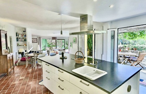 Est Villa | Aix en Provence 4km Villa 300m2, Large Heated Pool (28°C/82°F), 8 people + Baby