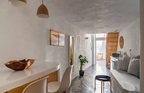 Fira House | Akron Cliff Suite