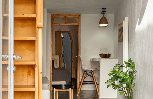 Fira House | Akron Cliff Suite