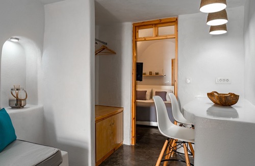 Fira House | Akron Cliff Suite