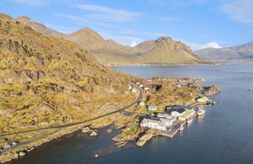 Vestvagøy House | Akselhuset-Koselig hus rett ovenfor kaikanten midt i Lofoten