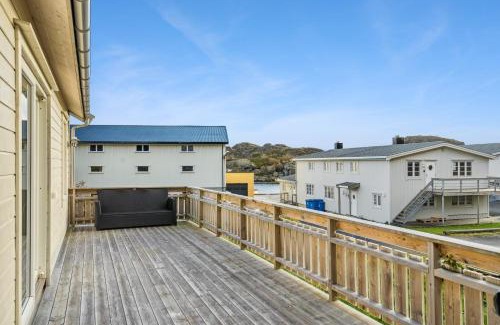 Vestvagøy House | Akselhuset-Koselig hus rett ovenfor kaikanten midt i Lofoten
