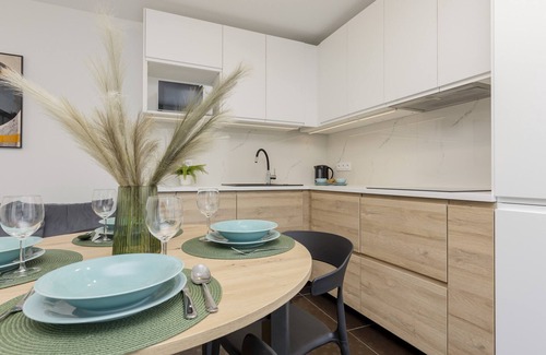 Muranow Apartment | Al. Solidarności Apartment by Renters