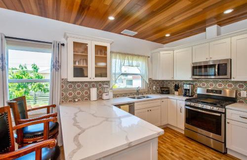 West Alameda House | Alameda 2BR 2BA house, AC, near ferry to San Francisco, 2 free parking spaces