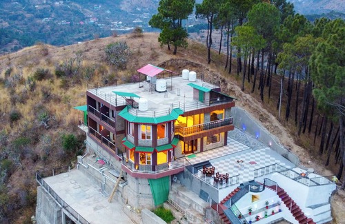 Shimla Villa | Alaya Stays Pine Shadow Fuchsia