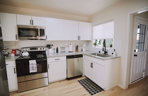 Northeast Heights House | Albuquerque Gem, 3BR w/Yard near Uptown Shops & Entertainment. The White House