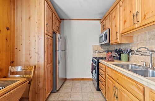 June Lake House | Alderman 2b - Two-bedroom pet-friendly bungalow.