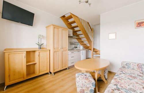 Ostrowo House | Alex - Pokoje i Apartamenty Blisko Plaży z Ogrodem i Placem Zabaw