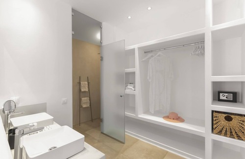 Drios House | Alexander Suites