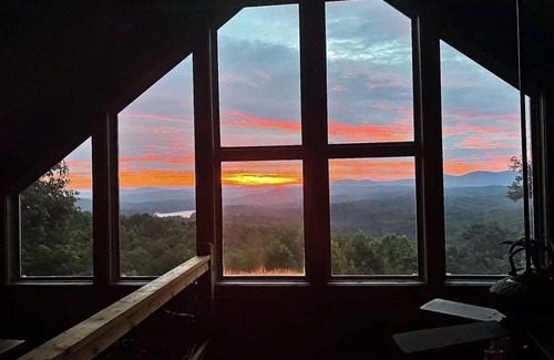 Ridges Over the Lake Cabin | All About The Views | Luxury 4 Bed, 3 Bath- Hot Tub-Great Views-Wifi