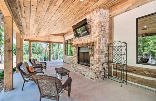 Edgemont House | All-Encompassing Lakehouse with Modern Accents!