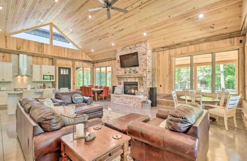 Edgemont House | All-Encompassing Lakehouse with Modern Accents!