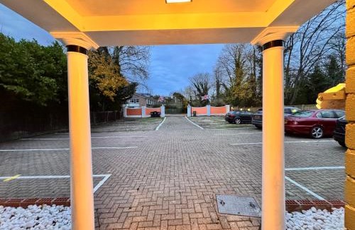 Hookwood House | All Seasons Gatwick Guest House & Parking
