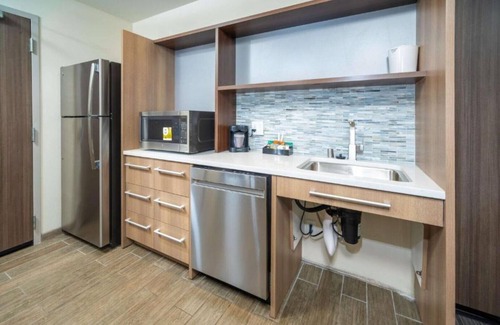 South Loop House | All-suite hotel in Bloomington