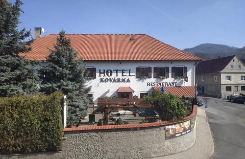 Decin Apartment | All you need in Decin III-7 bed ap- cycling trail