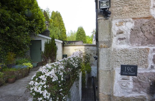 Bridge of Allan Apartment | Allan Stream Apartment - an apartment that sleeps 4 guests in 2 bedrooms