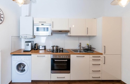 Innere Stadt Apartment | Allegro - Just Steps From Stephansplatz, 1st District