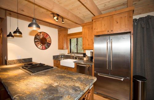Kingswood Estates House | Allenby- LuxuryCabin w Cozy Fireplace, Near Northstar!
