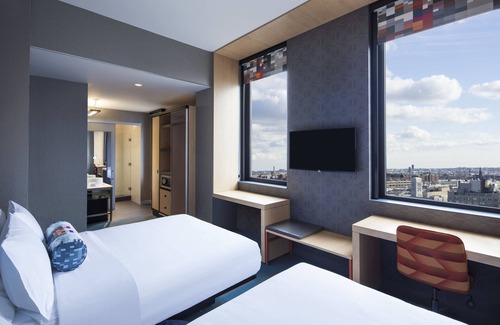 Hunters Point Hotel | Aloft Long Island City - Manhattan View