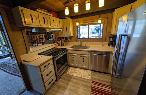 Enumclaw Cabin | Alpen Commune - Riverfront 5-bedroom cabin in fantastic Greenwater