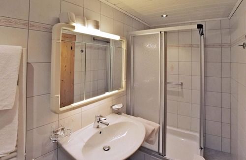 Bad Gastein Cottage | Alpenpension GASTEIN - Family room, shower, toilet, balcony