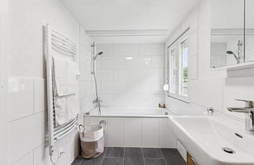 Luchsingen Apartment | Alpenzauber Chalet 1 - 6 Personen I Bergblick, Nahe Braunwald - Badewanne, nahe Bahnhof und Parkplatz