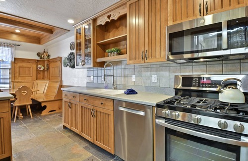 Midway House | Alpine chalet, sleeps 8, 3br2.5ba, train tickets