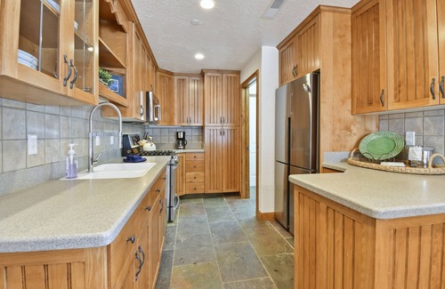 Midway House | Alpine chalet, sleeps 8, 3br2.5ba, train tickets