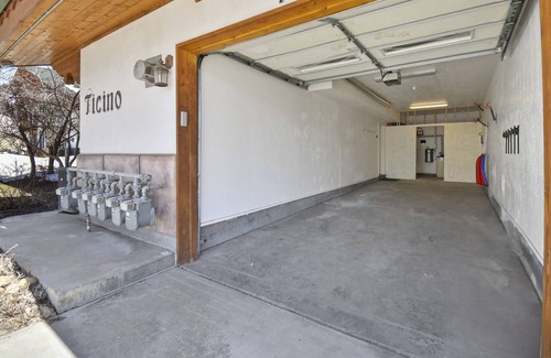 Midway House | Alpine chalet, sleeps 8, 3br2.5ba, train tickets