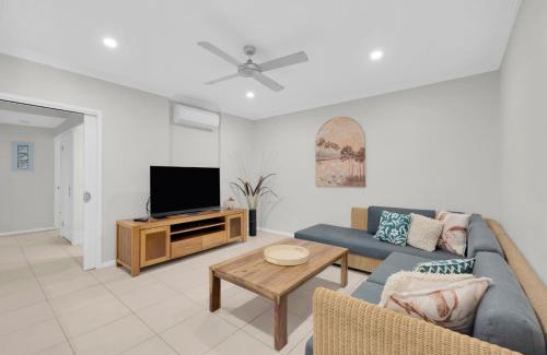 Palm Cove Apartment | Amarillo at Island Views—Breezy Waterfront Bliss